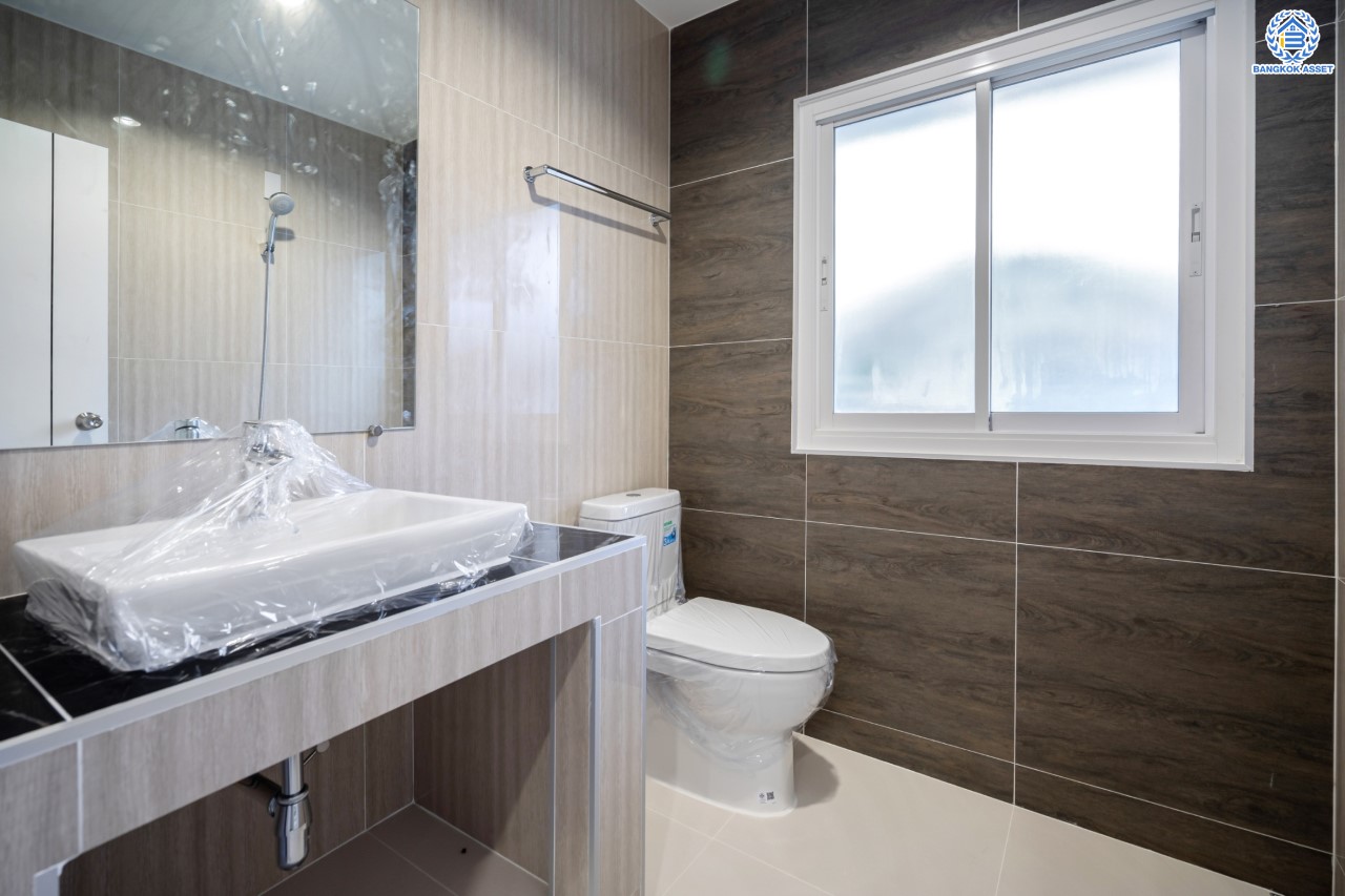 บ้านมือสองตกแต่งใหม่ ม.รัชชา2 บางใหญ่ หลังมุม เนื้อที่ 59 ตร.ว. ฟังก์ชัน 3 ห้องนอน 3 ห้องน้ำ 1 ห้องอเนกประสงค์ จอดรถได้ 2 คัน บนทำเลเชื่อมต่อถ.กาญจนาภิเษก ใกล้เซ็นทรัลเวสต์เกต ทางด่วน "กาญจนาภิเษก" และรถไฟฟ้าสายสีม่วง "สถานีตลาดบางใหญ่"